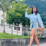 Janani Ashok Kumar Instagram - Life is a series of thousand little miracles, just notice them & feel them while it lasts…! ✨💫💯☃️ 🦋 - 📸: @madhumitha_sivasankar Denim skirt : @zara Sweater: @hm Sunglass: @moschino 👟: @puma #livinginthemoment Lake Brienz, Switzerland