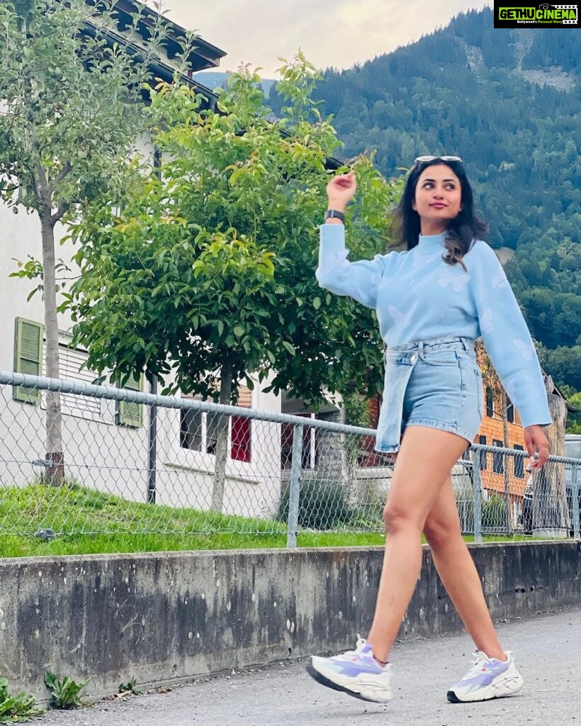Janani Ashok Kumar Instagram - Life is a series of thousand little miracles, just notice them & feel them while it lasts…! ✨💫💯☃️ 🦋 - 📸: @madhumitha_sivasankar Denim skirt : @zara Sweater: @hm Sunglass: @moschino 👟: @puma #livinginthemoment Lake Brienz, Switzerland