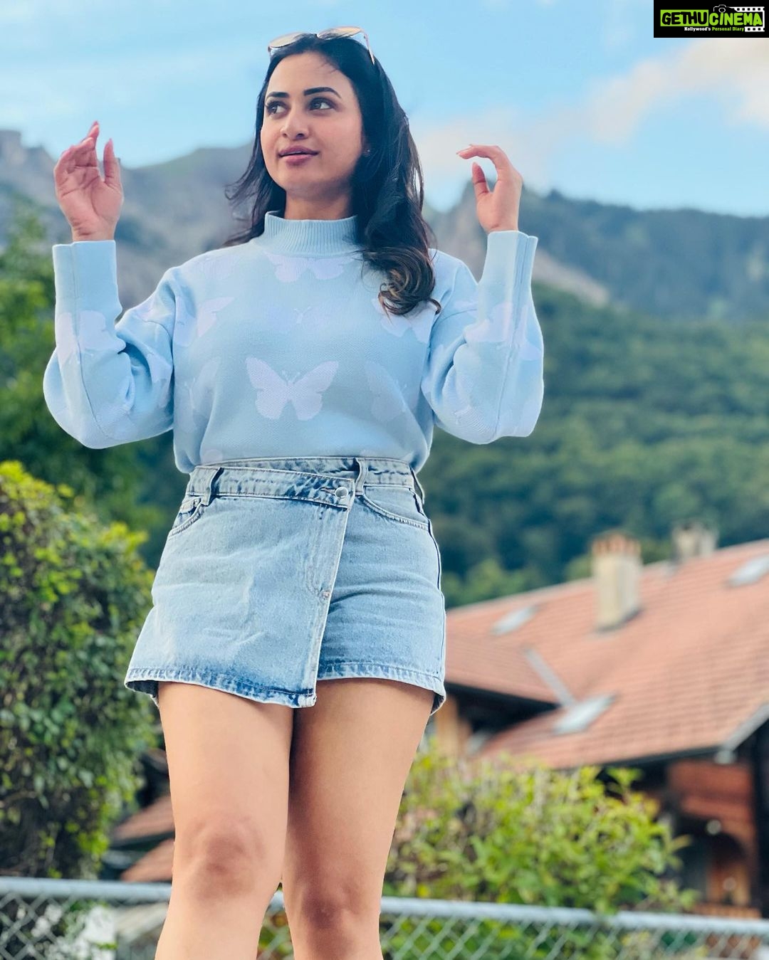 Janani Ashok Kumar Instagram - Life is a series of thousand little miracles, just notice them & feel them while it lasts…! ✨💫💯☃️ 🦋 - 📸: @madhumitha_sivasankar Denim skirt : @zara Sweater: @hm Sunglass: @moschino 👟: @puma #livinginthemoment Lake Brienz, Switzerland