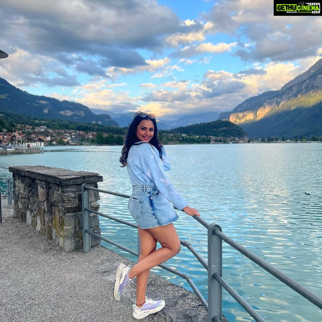 Janani Ashok Kumar Instagram - Mentally Iām still here š« šāļø - šø: @madhumitha_sivasankar Lake Brienz, Switzerland