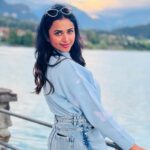 Janani Ashok Kumar Instagram - Mentally I’m still here 🫠😇☃️ - 📸: @madhumitha_sivasankar Lake Brienz, Switzerland