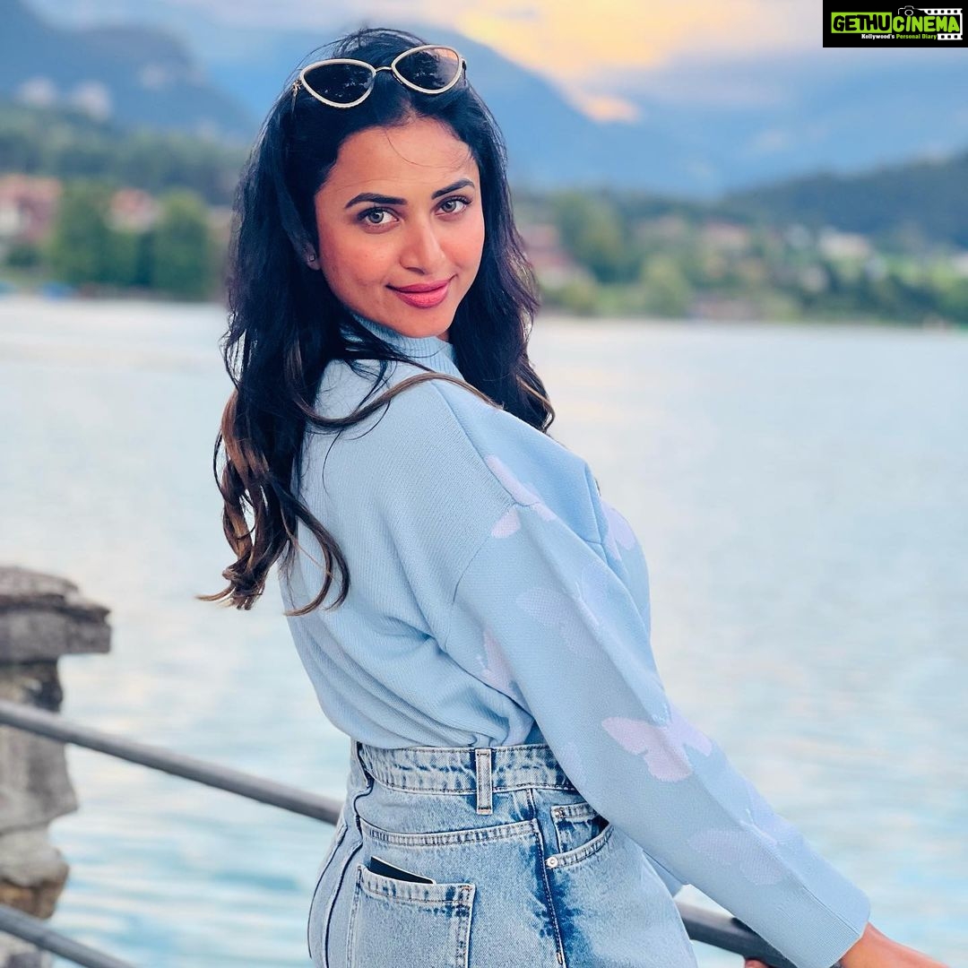 Janani Ashok Kumar Instagram - Mentally Iām still here š« šāļø - šø: @madhumitha_sivasankar Lake Brienz, Switzerland