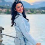 Janani Ashok Kumar Instagram - Mentally I’m still here 🫠😇☃️ - 📸: @madhumitha_sivasankar Lake Brienz, Switzerland