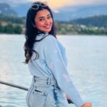 Janani Ashok Kumar Instagram - Mentally I’m still here 🫠😇☃️ - 📸: @madhumitha_sivasankar Lake Brienz, Switzerland