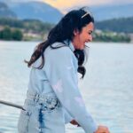 Janani Ashok Kumar Instagram - Mentally I’m still here 🫠😇☃️ - 📸: @madhumitha_sivasankar Lake Brienz, Switzerland