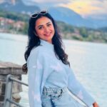 Janani Ashok Kumar Instagram - Mentally I’m still here 🫠😇☃️ - 📸: @madhumitha_sivasankar Lake Brienz, Switzerland