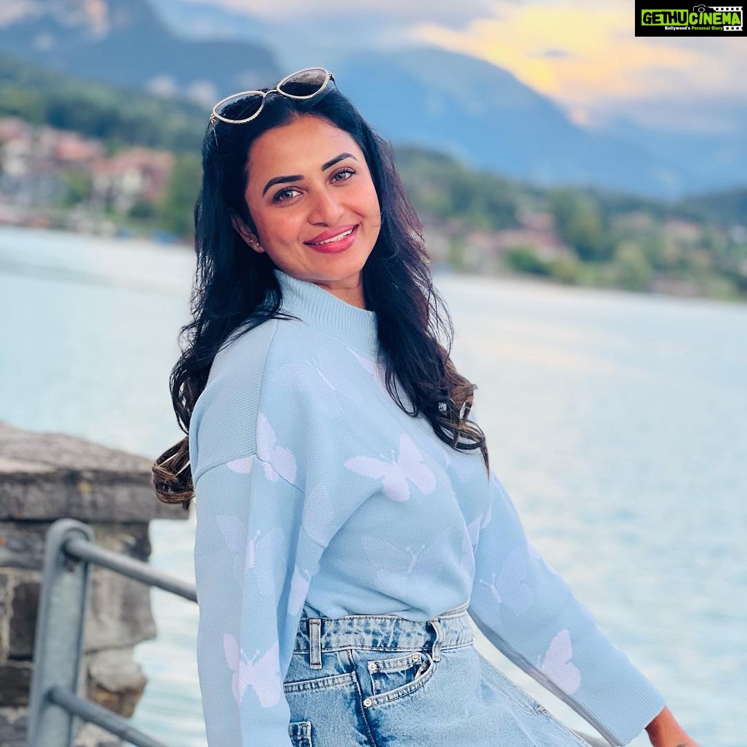 Janani Ashok Kumar Instagram - Mentally Iām still here š« šāļø - šø: @madhumitha_sivasankar Lake Brienz, Switzerland