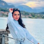 Janani Ashok Kumar Instagram - Mentally I’m still here 🫠😇☃️ - 📸: @madhumitha_sivasankar Lake Brienz, Switzerland
