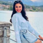 Janani Ashok Kumar Instagram - Mentally I’m still here 🫠😇☃️ - 📸: @madhumitha_sivasankar Lake Brienz, Switzerland