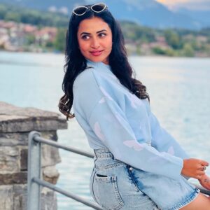 Janani Ashok Kumar Instagram - Mentally I’m still here 🫠😇☃️ - 📸: @madhumitha_sivasankar Lake Brienz, Switzerland