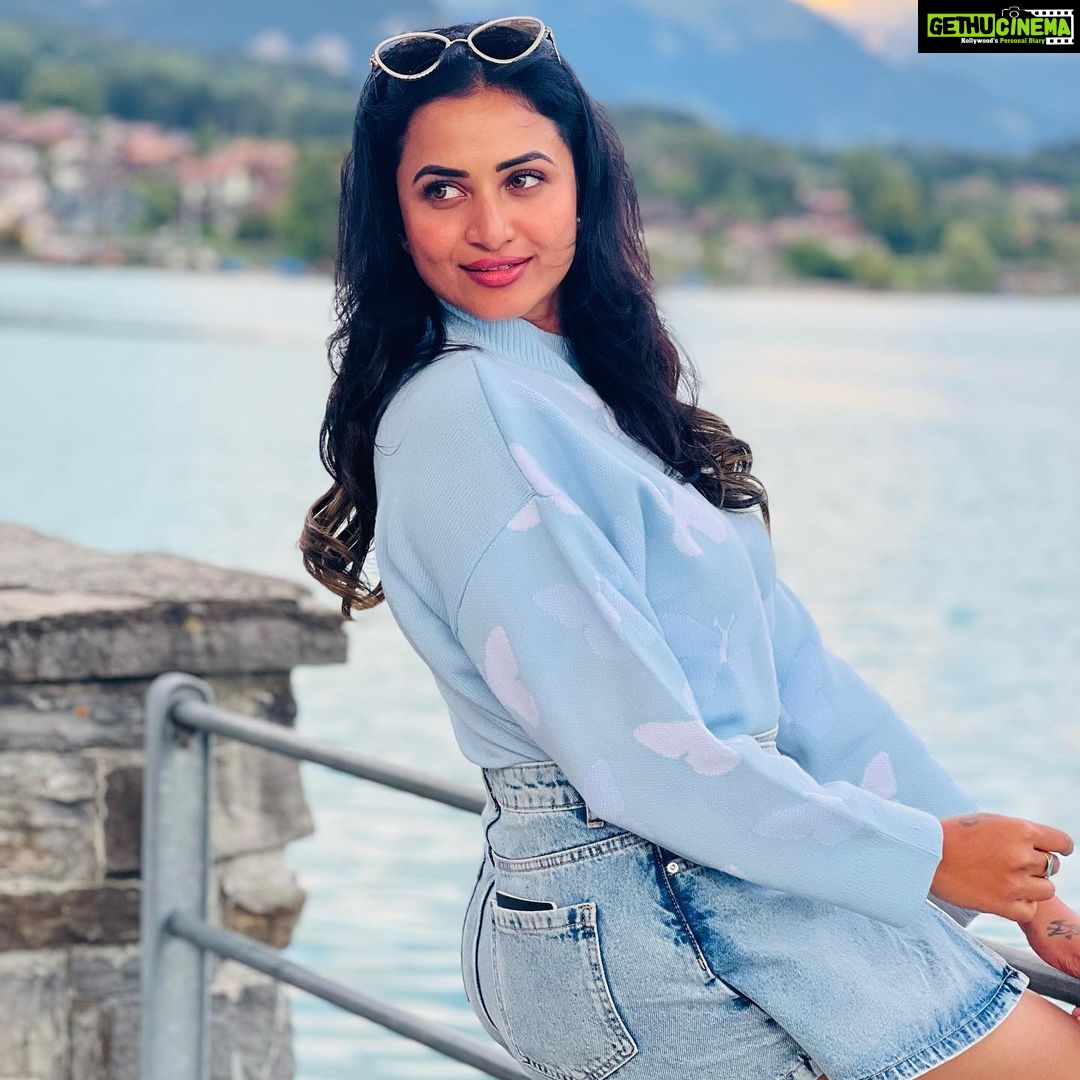 Janani Ashok Kumar Instagram - Mentally Iām still here š« šāļø - šø: @madhumitha_sivasankar Lake Brienz, Switzerland