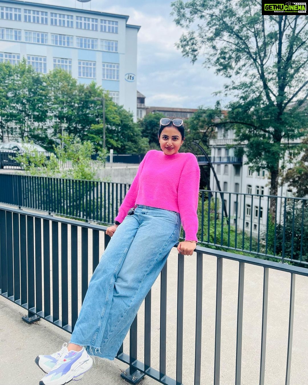Janani Ashok Kumar Instagram - 💞 📸: @madhumitha_sivasankar Rheinfall Schaffhausen (Schweiz)