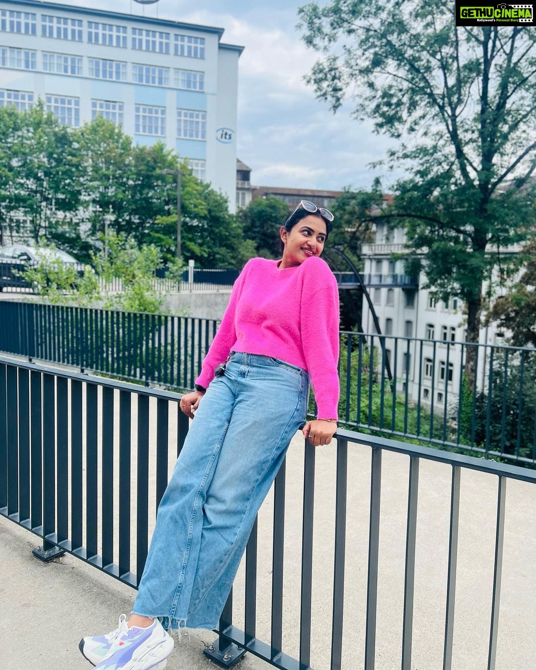 Janani Ashok Kumar Instagram - 💞 📸: @madhumitha_sivasankar Rheinfall Schaffhausen (Schweiz)