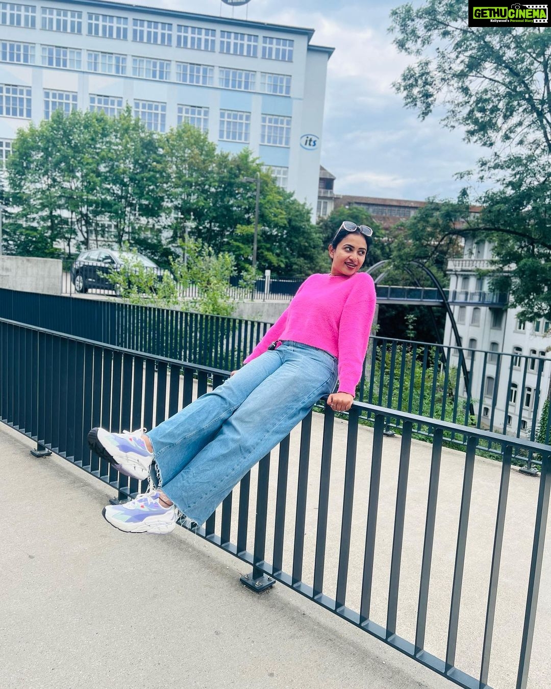 Janani Ashok Kumar Instagram - 💞 📸: @madhumitha_sivasankar Rheinfall Schaffhausen (Schweiz)