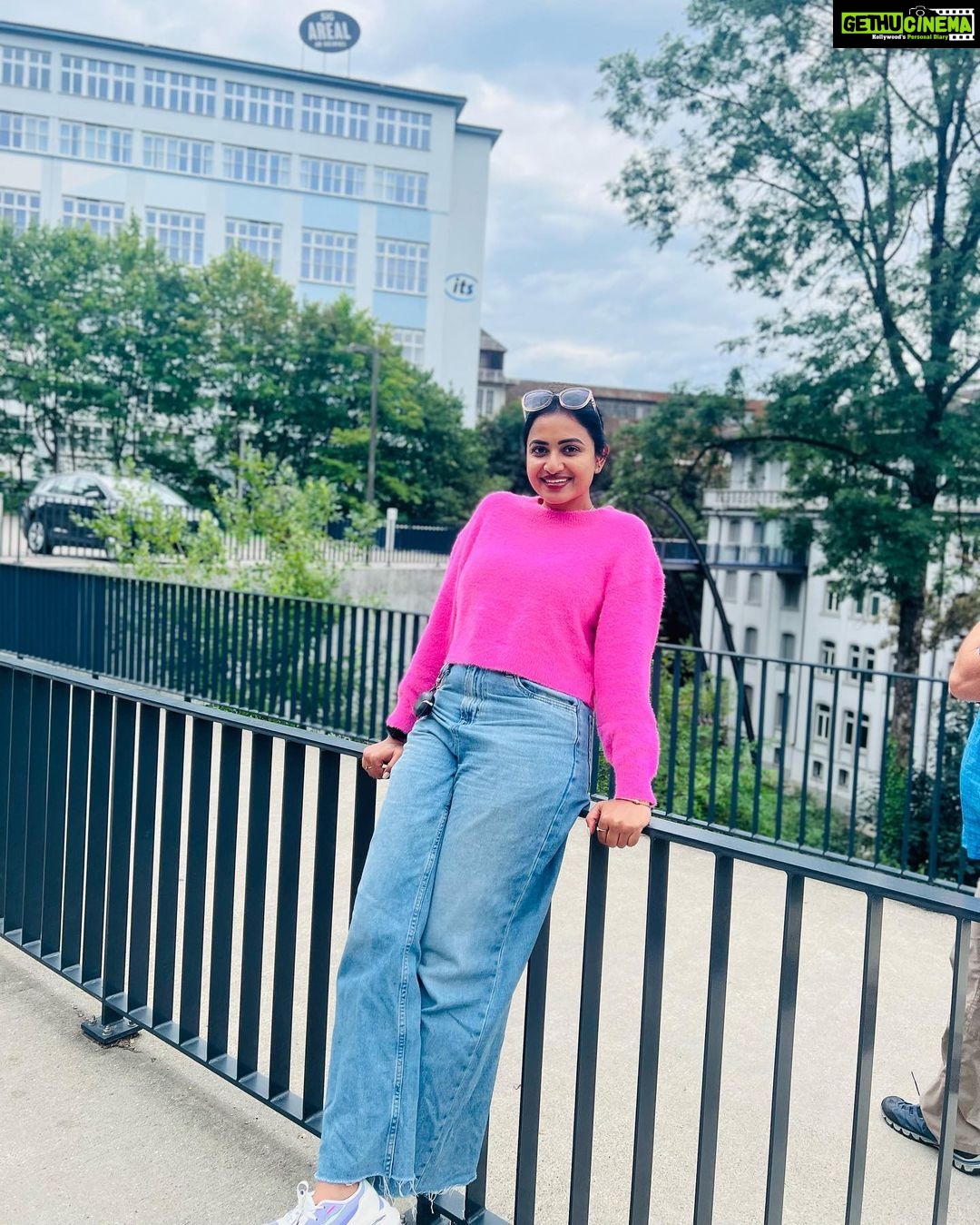 Janani Ashok Kumar Instagram - 💞 📸: @madhumitha_sivasankar Rheinfall Schaffhausen (Schweiz)