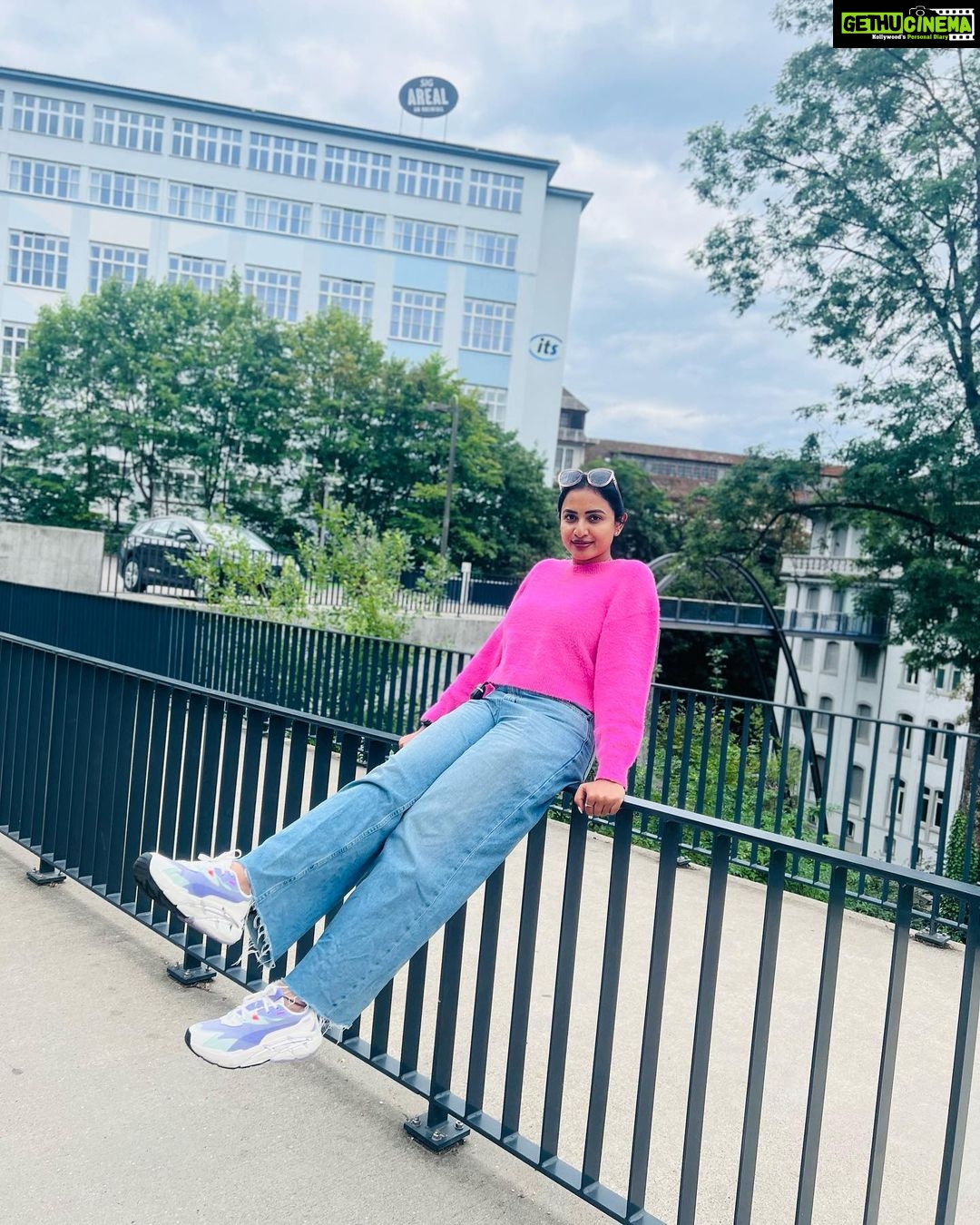 Janani Ashok Kumar Instagram - 💞 📸: @madhumitha_sivasankar Rheinfall Schaffhausen (Schweiz)