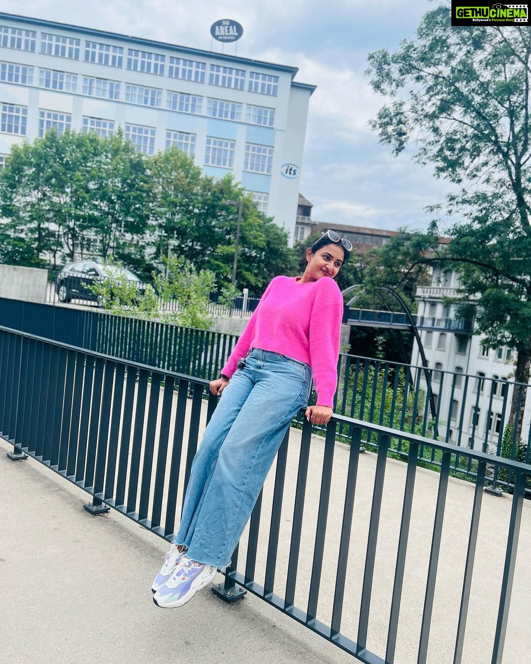 Janani Ashok Kumar Instagram - 💞 📸: @madhumitha_sivasankar Rheinfall Schaffhausen (Schweiz)