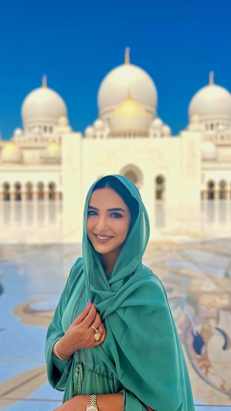 Jasmin Bhasin Instagram - A garden of paradise 🕌 #sheikhzayedmosque #inabudhabi #travelgram Sheikh Zayed Grand Mosque, Abu Dhabi