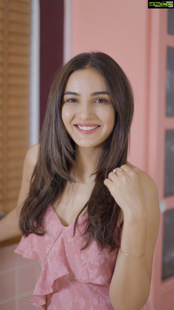 Jasmin Bhasin Instagram - Looking perfect in front of the camera all day is never easy! With long days, hair styling and even heat treatments, split-ends are inevitable. But I have found the perfect hair care range that does wonders at preventing & reducing split-ends & maintaining the overall health of my hair - @lovebeautyandplanet_in’s Curry Leaves, Vegan Biotin & Mandarin Orange Shampoo & Conditioner. This duo is not only sulfate and paraben free but it has the goodness of pure curry leaf extracts and 100% vegan biotin which have made my hair longer & thicker! And uff the smell of mandarin oranges makes my hair smell so GOOD all day long!! Get your hands on range now because I know you will love it TOO! #Ad #lovebeautyandplanet #curryleaves #byesplitends #haircare #vegan