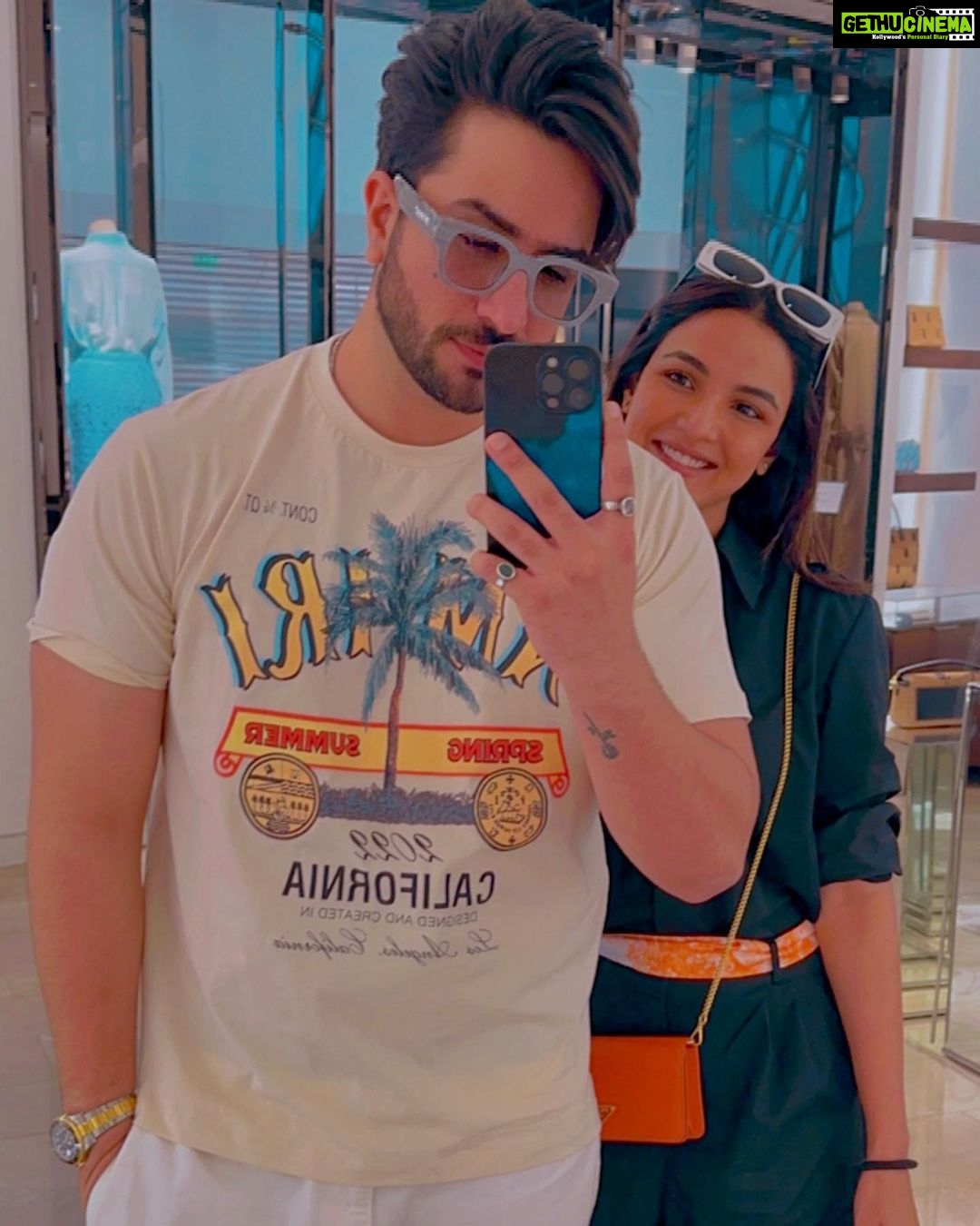 Jasmin Bhasin Instagram - She took me for a surprise date today but we ended up shopping 😂🫡