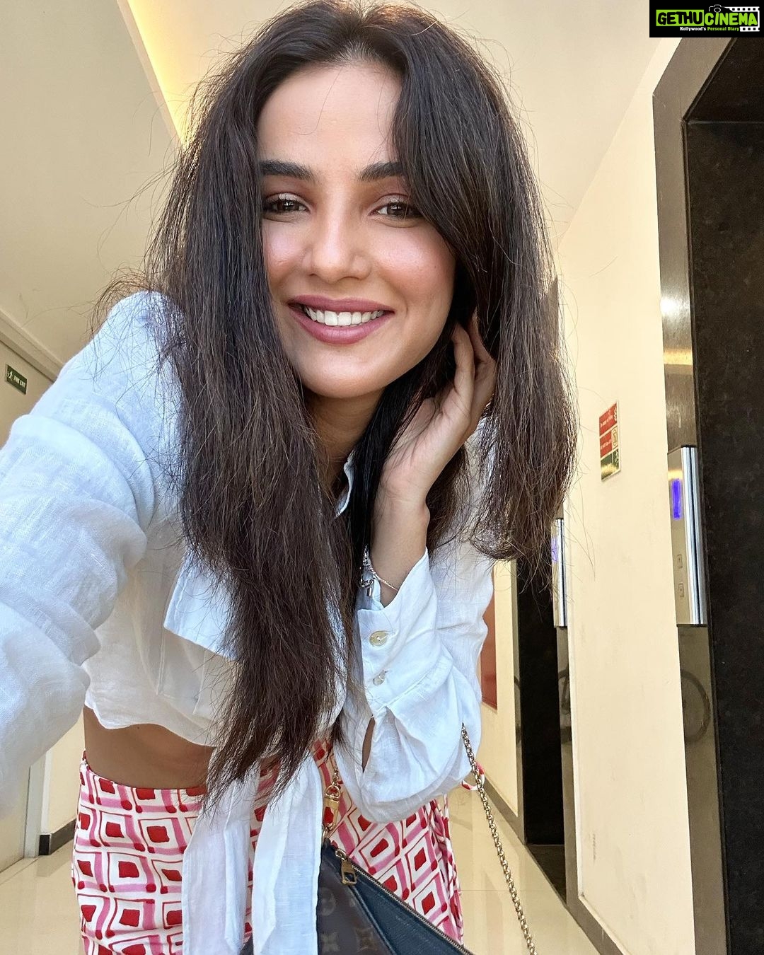 Jasmin Bhasin Instagram - While waiting for the 🛗