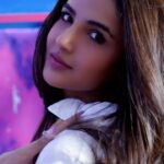 Jasmin Bhasin Instagram - Offo🤦🏽‍♀️🦄 #reelsinstagram #trendingreels #sabgazab #badboyshah #goldkartz @goldkartz_official 📍 @viralvisionstudios