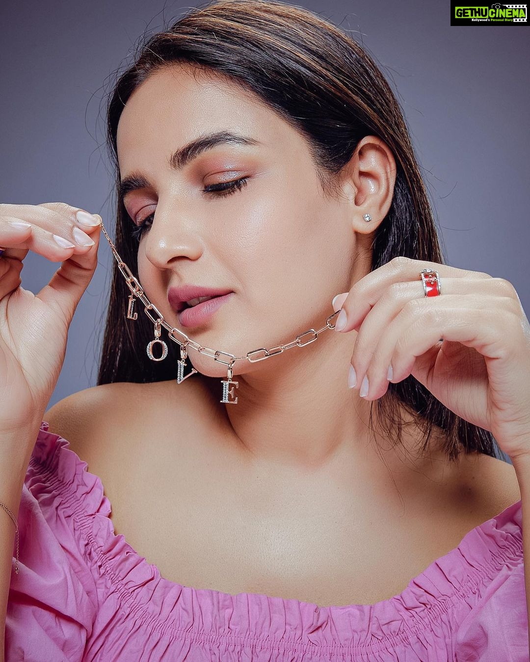 Jasmin Bhasin Instagram - Everyday is a Blessing so live it to the fullest !! Wear Jewelry that makes your eyes grow bigger and your smile a little wider, It is a way to express your style, but it’s also a way to show the world who you are. Find your calmness in your zodiac roots and your blessing in these unique charms that descibes your story Shop this look #CaughtYouByCharms at @orrajewellery #ORRAjwellery#finejewellery#ADiamonddestination#stacking#rings#bracelets#diamondjwellery#partywear#charms#heart#zodiac#pendants#chains#giftideas#reelitfeelit#momentswithORRA#summerjewellery