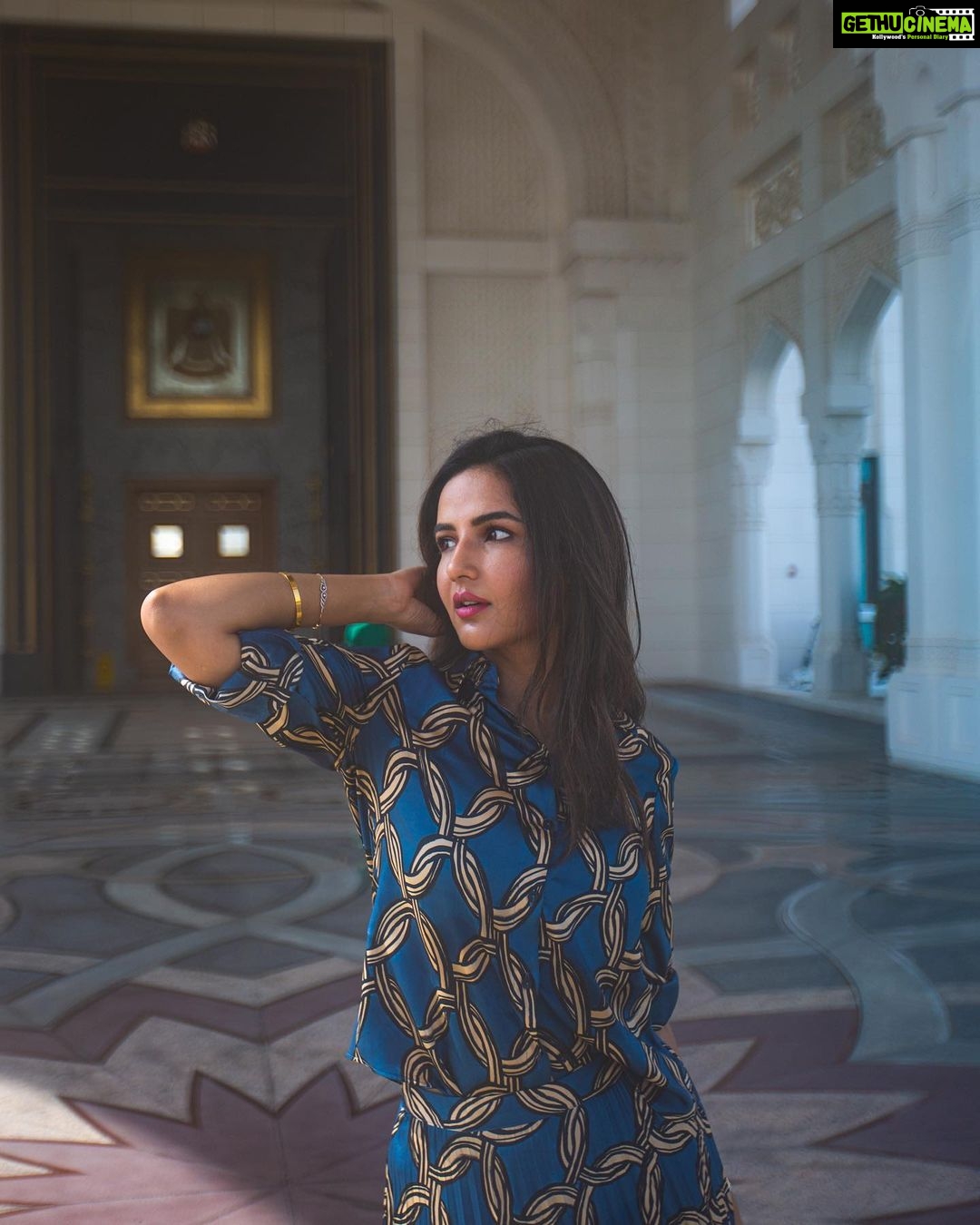 Jasmin Bhasin Instagram - Magical cultural landmark that took me to discover the rich legacy of knowledge and tradition that shaped UAEโs journey @qasralwatantour Still in awe of it ๐๐ @visitabudhabi #findyourpace #inabudhabi #presdentialpalace Qasr Al Watan Abu Dhabi Presidential Palace