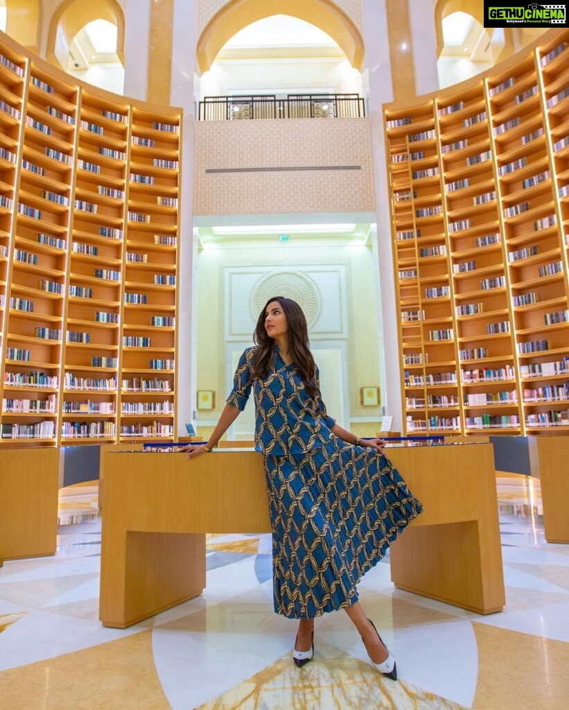 Jasmin Bhasin Instagram - Magical cultural landmark that took me to discover the rich legacy of knowledge and tradition that shaped UAE’s journey @qasralwatantour Still in awe of it 😍😍 @visitabudhabi #findyourpace #inabudhabi #presdentialpalace Qasr Al Watan Abu Dhabi Presidential Palace