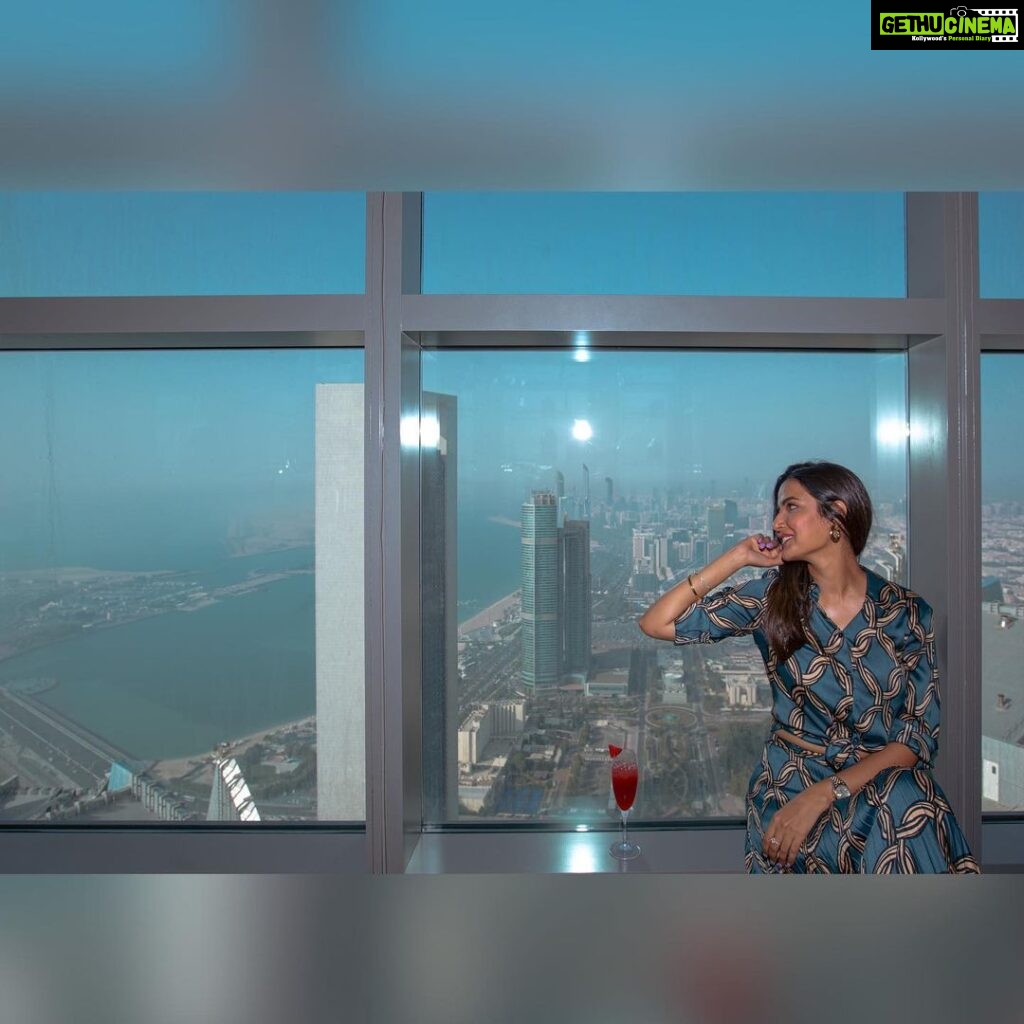 Jasmin Bhasin Instagram - Literally the “High Tea” ☕ 300 metres up high with 360 degree view of city’s splendid skyline 😍 #afternoontea #conradetihadtowers #observationdeckat300 #tasteofhilton @conradetihadtowers @observationdeckat300 #findyourpace #inabudhabi @visitabudhabi Conrad Abu Dhabi Etihad Towers