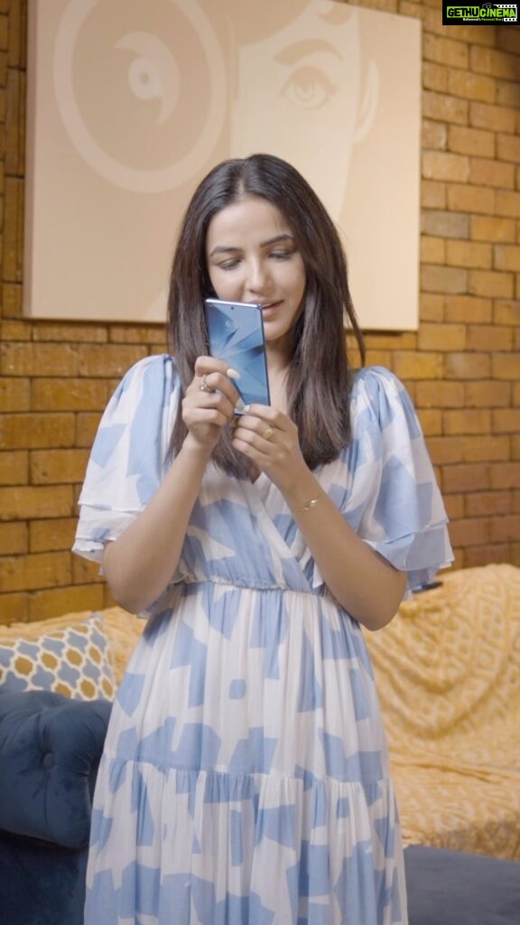 Jasmin Bhasin Instagram - The gorgeous design of the vivo V29e curated my entire look last night, and you better believe my party mode was on! What would be your Masterpiece outfit for a night out? Let me know in the comments! Personally, I went for a stunning blue dress that perfectly vibed with the Artistic Blue of the phone. Added some funky triangular hoops to match the Artistic Design, and completed the look with a chic purse as sleek as the Segment’s Slimmest 3D Curved Display. The result? A Masterpiece look that turned heads all night long! Design your world with the vivo V29e and watch yourself shine brighter than ever before! #vivoV29e #TheMasterpiece #DelightEveryMoment #TheDesignMasterpiece