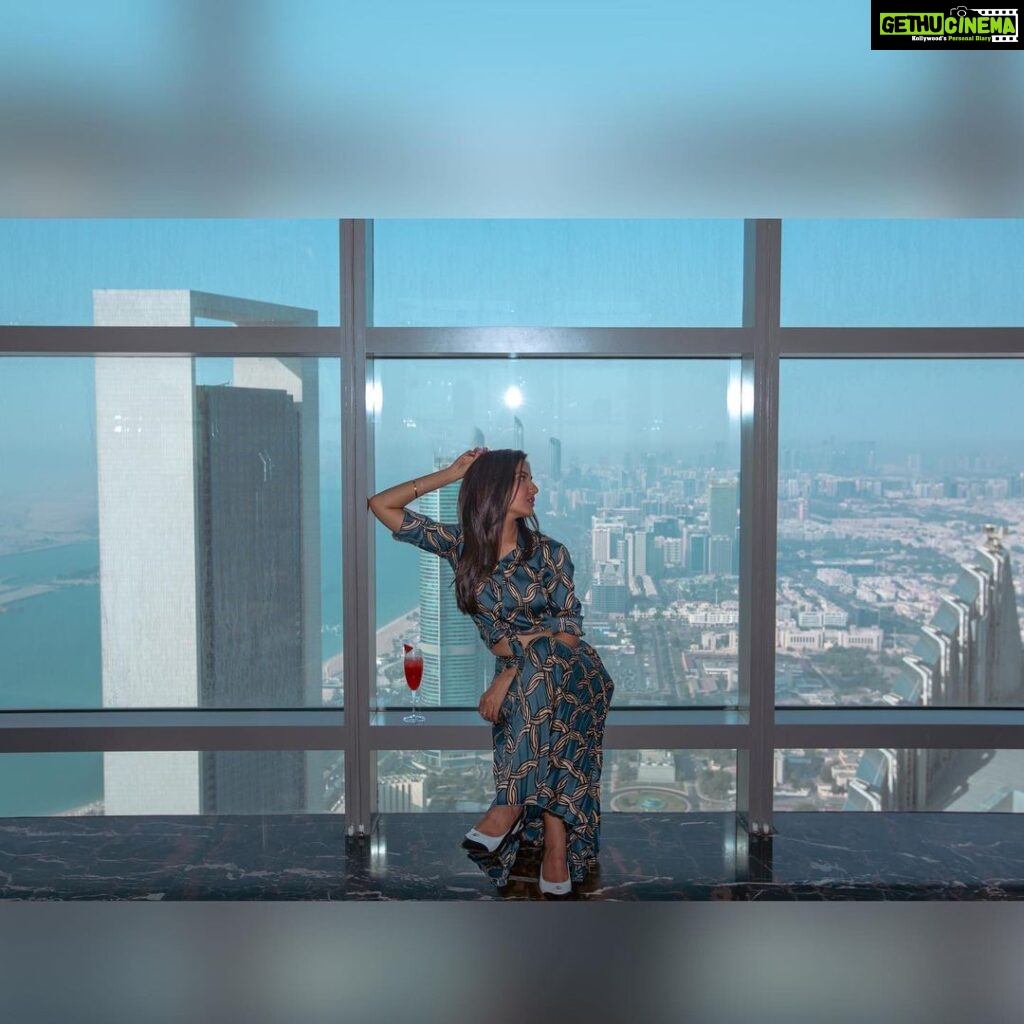 Jasmin Bhasin Instagram - Literally the “High Tea” ☕ 300 metres up high with 360 degree view of city’s splendid skyline 😍 #afternoontea #conradetihadtowers #observationdeckat300 #tasteofhilton @conradetihadtowers @observationdeckat300 #findyourpace #inabudhabi @visitabudhabi Conrad Abu Dhabi Etihad Towers