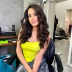 Jasmin Bhasin Instagram - Just a casual vanity van look 🤣 Makeup @aditimakeupartist Beautiful beach waves by @sunil_celebrity_stylist