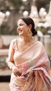 Jasmin Bhasin Instagram - Me , my benarasi & my Chandbali 💗

#reels #reelsinstagram #reelitfeelit