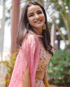 Jasmin Bhasin Instagram - Haldi ready in @anitadongre styled by @prameetdivya

📸 @studiophotopalace
