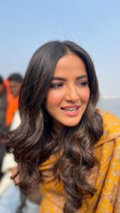 Jasmin Bhasin Instagram - The most beautiful song I have heard in a while💕
On loop 🔂 

#reels #reelsinstagram #varanasi