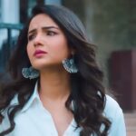 Jasmin Bhasin Instagram - “Kya Karoon” is Out Now on Youtube .. @sanampuri @jaani777 @arvindrkhaira @desimelodies Share and Support if you like it..