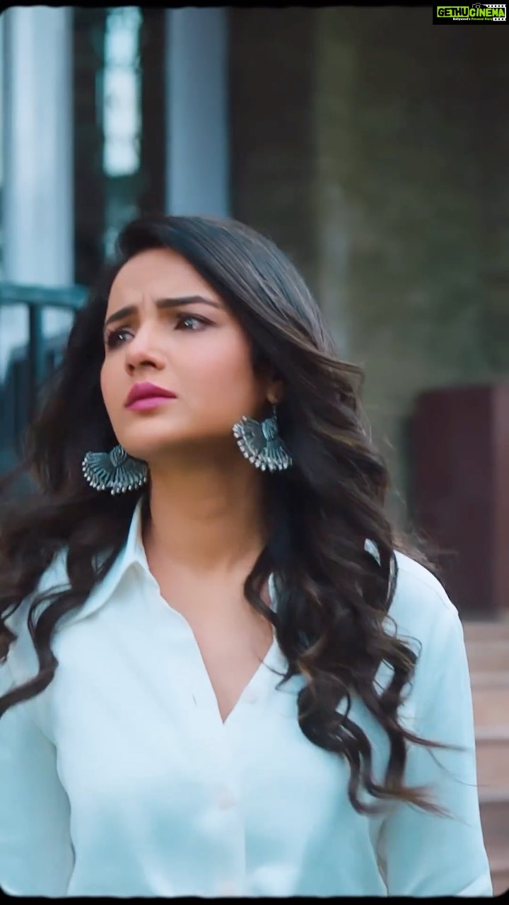 Jasmin Bhasin Instagram - “Kya Karoon” is Out Now on Youtube .. @sanampuri @jaani777 @arvindrkhaira @desimelodies Share and Support if you like it..