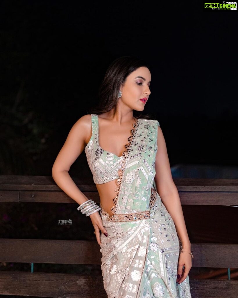Jasmin Bhasin Instagram - At #krishrag ki mehendi ❤️ Outfit @labeld 📸 @studiophotopalace