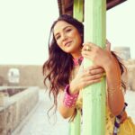 Jasmin Bhasin Instagram – Swipe to checkout all the poses you can do with a pillar 🤣🤣🤣🤣

#shoot #candid
Outfit @payalsinghal
Photography @adsingh.photography