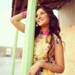 Jasmin Bhasin Instagram – Swipe to checkout all the poses you can do with a pillar 🤣🤣🤣🤣

#shoot #candid
Outfit @payalsinghal
Photography @adsingh.photography
