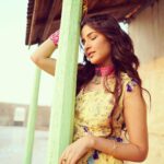 Jasmin Bhasin Instagram – Swipe to checkout all the poses you can do with a pillar 🤣🤣🤣🤣

#shoot #candid
Outfit @payalsinghal
Photography @adsingh.photography
