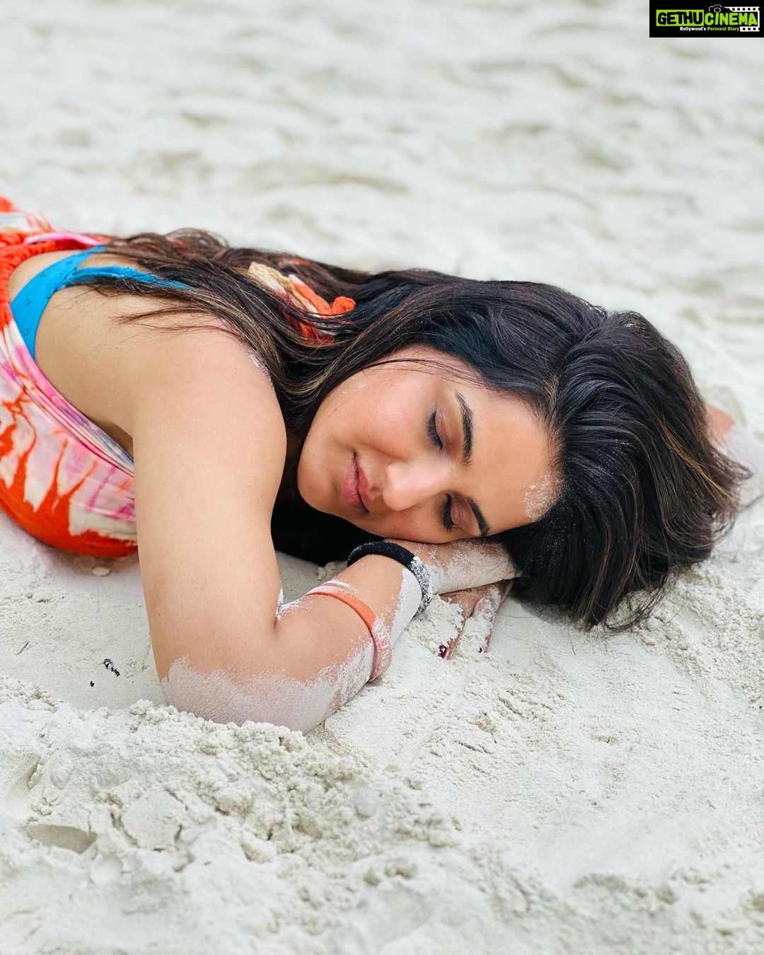 Jasmin Bhasin Instagram - 2022 holiday photo dump 🔂