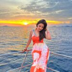 Jasmin Bhasin Instagram – Between the sky of hope and the ground of expectations , will forever chase oranges, yellows and blues 🌅🌊