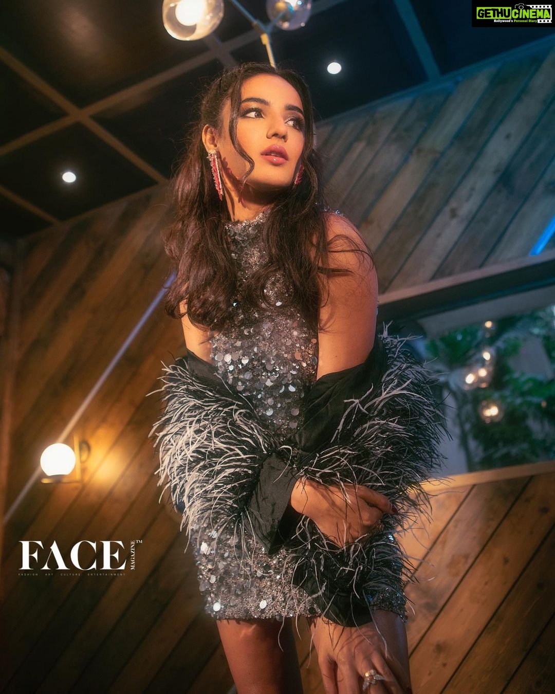 Jasmin Bhasin Instagram - “My journey has been beautiful. It has ups and downs and everything that I've learned, the person that I am shaped into now, is because of the journey.” - @jasminbhasin2806 Hit the link in bio for an exclusive interview with our Face of the month in December’22 issue. Produced By: @facemag.in Publisher: @harshithundet @kanchanshrivastava06 Creative Director: @farrahkader Editor: @nehasachar Photographed by: @thebhupeshkalal Stylist: @style_tubbies Makeup Artist: @makeupby_tanvi Hair Stylist: @arbazshaikh6210 Assoc. Creative Dir: @haaute Styling Intern: @ishhx_24 Location: @ametrine24_ Coordinated by: @volokal Artist PR Agency: @communiquefilmpr On Jasmin: Dress: @chiselbymr Jacket: @rocarosastyle Heels: @sana.k.official Earings: @embelliebyg Rings: @cherryblossoms.designs #FaceMagazine #DigitalMagazine #JasminBhasin #FaceoftheMonth #Editorial #FashionEditorial