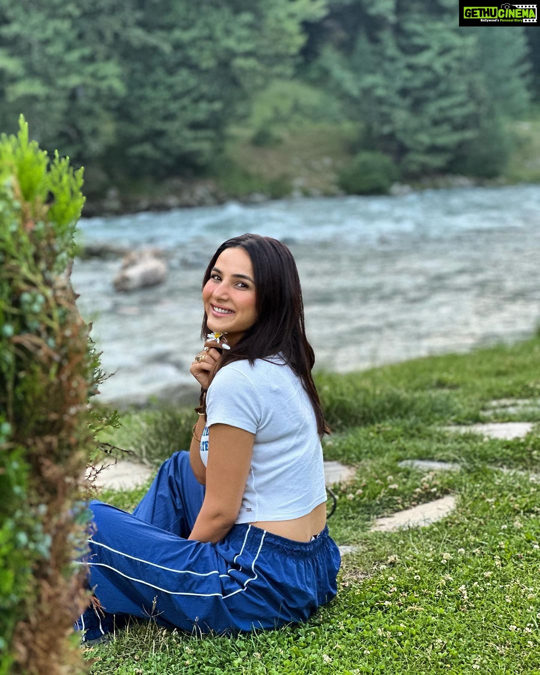 Jasmin Bhasin Instagram - Chehre pe rehta hai Noor, jab tum rehte ho toxic logon Se door ☮️ Pahalgam, Kashmir Valley, Jammu & Kashmir