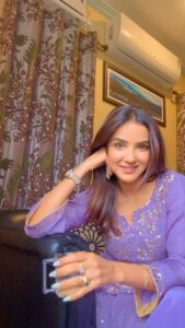 Jasmin Bhasin Instagram - Aise hi timepass😝🙈

#reels #reelsinstagram
