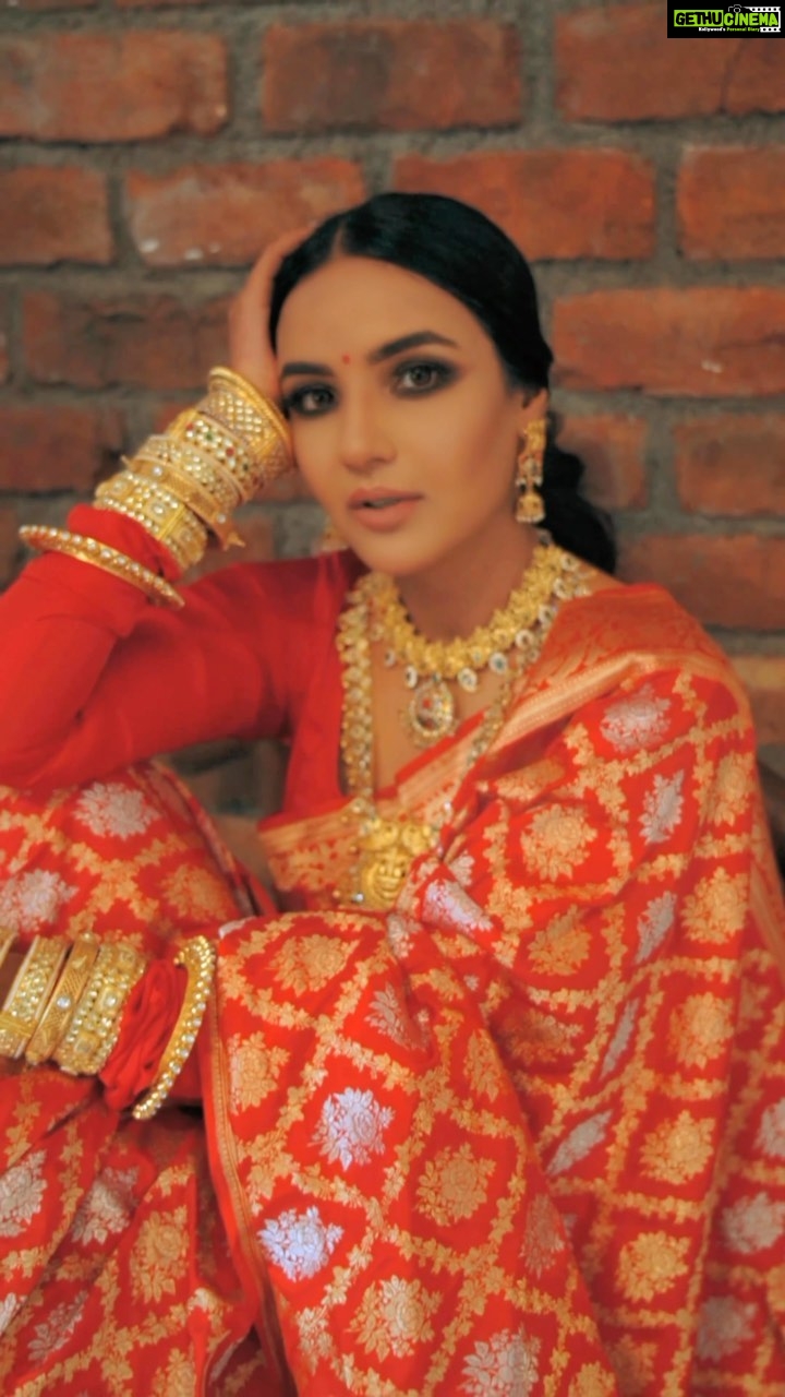 Jasmin Bhasin Instagram - Womaniya❤️ Shoot Concept & Look Designed By:- @nehaadhvikmahajan @bridalsbynam . 💄MUA , Hair & Styling :- @nehaadhvikmahajan . 📸Photography :- @luvisrrani . . Jewelery sets :- @sonisapphire . Bangles :- @mortantra #reelsinstagram #reels #traditional #india #red