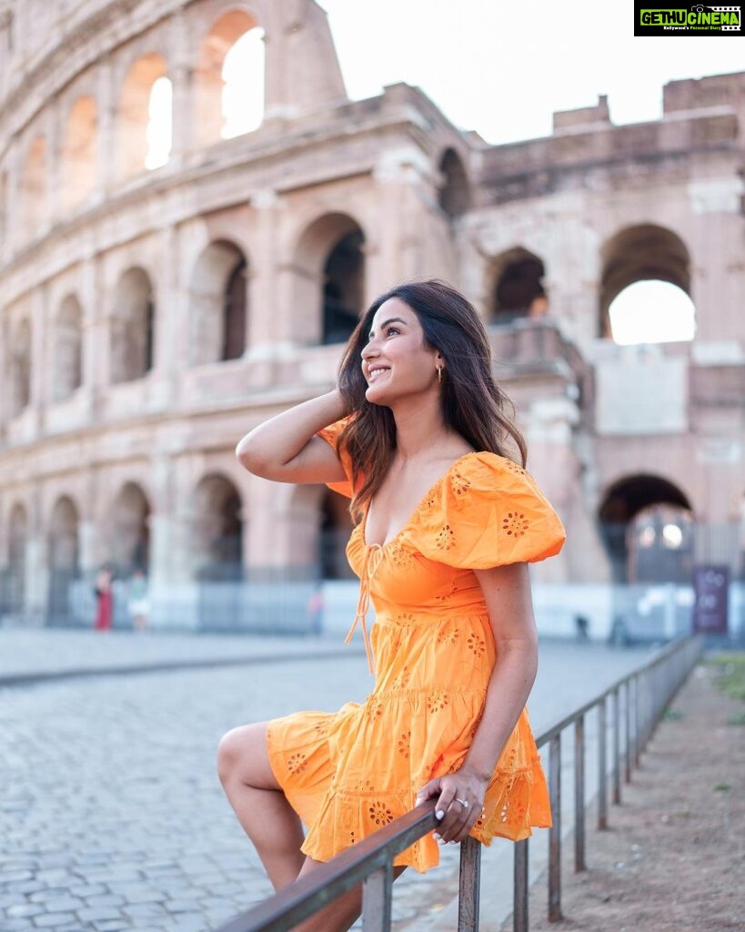 Jasmin Bhasin Instagram - History in background & hoor in foreground 😝 #colloseum #rome #italy #travelphotography Shot by @musaelmar Collosseum