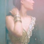 Jasmin Bhasin Instagram - Draped in awesomeness!!🖤 Shoot Concept & Designed By:- @nehaadhvikmahajan @bridalsbynam . 💄MUA , Hair & Styling :- @nehaadhvikmahajan . Saree @neerusindia #reelsinstagram #reels #saree